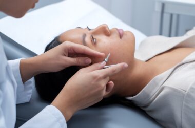 # TENDÊNCIA EM DESTAQUE: BIOHACKING CUTÂNEO E PEPTÍDEOS BIOMIMÉTICOS A grande revolução nos cuidados com a pele para 2024-2025 está na abordagem do biohacking cutâneo com peptídeos biomiméticos. Estes compostos avançados funcionam imitando os processos naturais da pele, estimulando a renovação celular e a regeneração de dentro para fora. Diferentemente dos tratamentos agressivos tradicionais, esta tendência favorece resultados mais naturais e duradouros ao "hackear" biologicamente os mecanismos de rejuvenescimento da própria pele. Estudos recentes confirmam sua eficácia superior na ativação da produção natural de colágeno e na regeneração epitelial. Quando combin