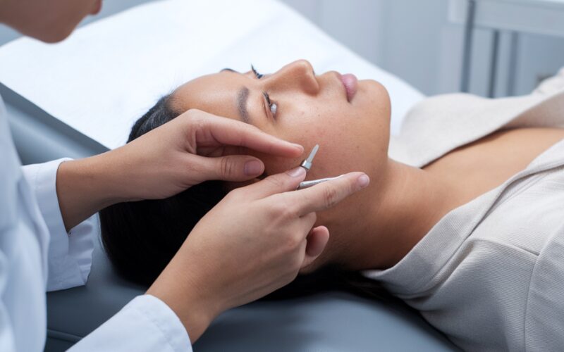 # TENDÊNCIA EM DESTAQUE: BIOHACKING CUTÂNEO E PEPTÍDEOS BIOMIMÉTICOS A grande revolução nos cuidados com a pele para 2024-2025 está na abordagem do biohacking cutâneo com peptídeos biomiméticos. Estes compostos avançados funcionam imitando os processos naturais da pele, estimulando a renovação celular e a regeneração de dentro para fora. Diferentemente dos tratamentos agressivos tradicionais, esta tendência favorece resultados mais naturais e duradouros ao "hackear" biologicamente os mecanismos de rejuvenescimento da própria pele. Estudos recentes confirmam sua eficácia superior na ativação da produção natural de colágeno e na regeneração epitelial. Quando combin