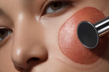 Aqui está uma dica baseada nas informações fornecidas: **Microbotox: A nova tendência para textura de pele aprimorada sem comprometer expressões naturais** A técnica de microbotox, que consiste em aplicações superficiais da toxina botulínica, está ganhando destaque como uma solução inovadora para quem deseja melhorar a textura da pele e reduzir poros dilatados sem o efeito "congelado" das aplicações tradicionais. Diferente do botox convencional, esta abordagem mantém intacta sua capacidade de expressão facial, enquanto proporciona uma melhora significativa na qualidade da pele. Validada por estudos científicos recentes, esta técnica representa perfeitamente a tendência "Ageless" que valoriza