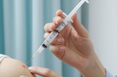 # Terapia Regenerativa com PDRN: O Futuro do Rejuvenescimento Natural A terapia regenerativa com Polideoxirribonucleotídeo (PDRN) está emergindo como uma das abordagens mais promissoras em dermatologia para 2024-2025. Este tratamento inovador tem ganhado destaque por sua capacidade de estimular a regeneração celular e restaurar tecidos danificados de forma natural. O PDRN, extraído do DNA de espécies marinhas, atua diretamente nos receptores celulares, promovendo a regeneração tecidual e melhorando significativamente a qualidade da pele. Diferente de procedimentos mais invasivos, esta terapia trabalha com os mecanismos naturais do corpo, resultando em um rejuven