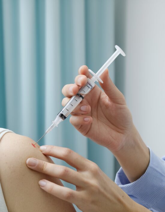 # Terapia Regenerativa com PDRN: O Futuro do Rejuvenescimento Natural A terapia regenerativa com Polideoxirribonucleotídeo (PDRN) está emergindo como uma das abordagens mais promissoras em dermatologia para 2024-2025. Este tratamento inovador tem ganhado destaque por sua capacidade de estimular a regeneração celular e restaurar tecidos danificados de forma natural. O PDRN, extraído do DNA de espécies marinhas, atua diretamente nos receptores celulares, promovendo a regeneração tecidual e melhorando significativamente a qualidade da pele. Diferente de procedimentos mais invasivos, esta terapia trabalha com os mecanismos naturais do corpo, resultando em um rejuven