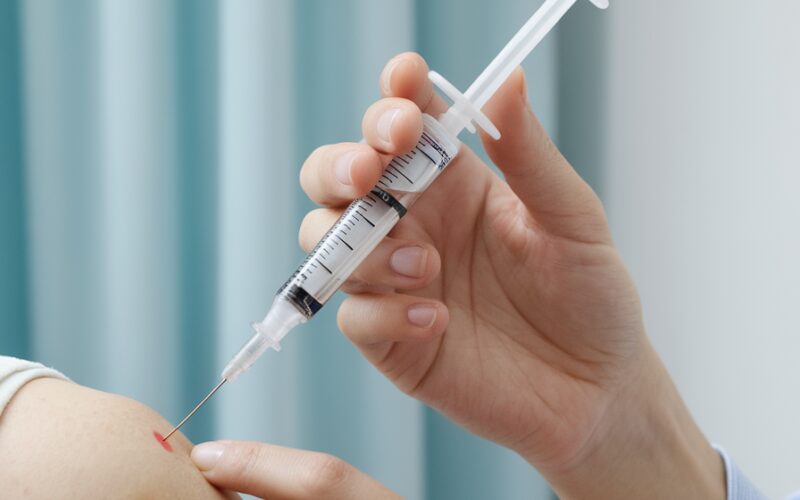 # Terapia Regenerativa com PDRN: O Futuro do Rejuvenescimento Natural A terapia regenerativa com Polideoxirribonucleotídeo (PDRN) está emergindo como uma das abordagens mais promissoras em dermatologia para 2024-2025. Este tratamento inovador tem ganhado destaque por sua capacidade de estimular a regeneração celular e restaurar tecidos danificados de forma natural. O PDRN, extraído do DNA de espécies marinhas, atua diretamente nos receptores celulares, promovendo a regeneração tecidual e melhorando significativamente a qualidade da pele. Diferente de procedimentos mais invasivos, esta terapia trabalha com os mecanismos naturais do corpo, resultando em um rejuven