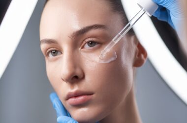 Aqui está uma dica destacada de dermatologia atual: **Peptídeos biomiméticos estão em ascensão nos tratamentos dermatológicos modernos por sua capacidade de imitar funções biológicas naturais do corpo, estimulando a regeneração da pele e promovendo um rejuvenescimento mais duradouro e natural. Diferente de tratamentos que apenas preenchem ou paralisam temporariamente, estes peptídeos trabalham com a biologia cutânea para melhorar a qualidade da pele a longo prazo.**
