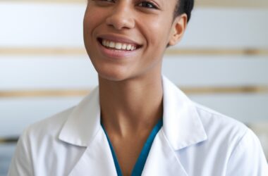 # Microbotox: A Técnica Inovadora para Resultados Naturais A técnica de **Microbotox** está revolucionando os tratamentos estéticos em 2024-2025, oferecendo uma abordagem refinada para quem busca suavizar linhas finas sem perder a expressividade natural do rosto. Diferentemente da aplicação tradicional de toxina botulínica, o Microbotox utiliza doses mínimas distribuídas estrategicamente na pele, não apenas nos músculos. Isso permite: - Suavização de linhas finas sem o efeito "congelado" - Preservação das expressões faciais naturais - Redução da oleosidade e dos poros dilatados - Melhora na textura geral da pele Esta